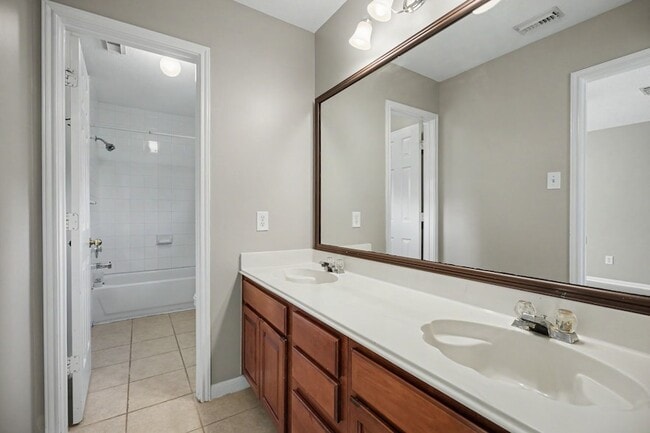Building Photo - 526 Oak Briar Dr
