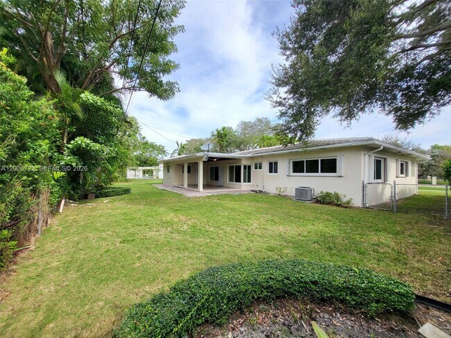 Building Photo - 825 Cremona Ave