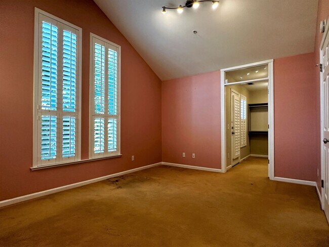 Building Photo - Gorgeous 3 bedroom, 2 and a half bathroom townhome in Hamilton Field for rent!