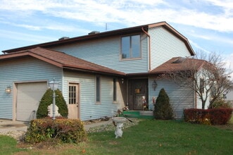 Building Photo - Beautiful 2-bedroom, 1-1/2 bath 2 Level Du...