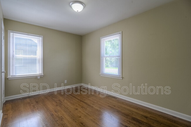 Building Photo - 601 E Nettleton Ave