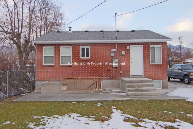 Building Photo - 2 Bed, 1 Bath Upper Unit