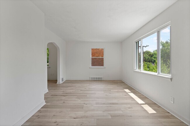 Building Photo - AVAILABLE NOW! RENOVATED 3-BEDROOM!