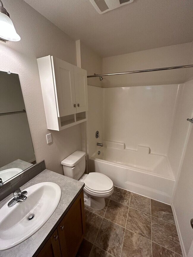 Building Photo - AUG750-800