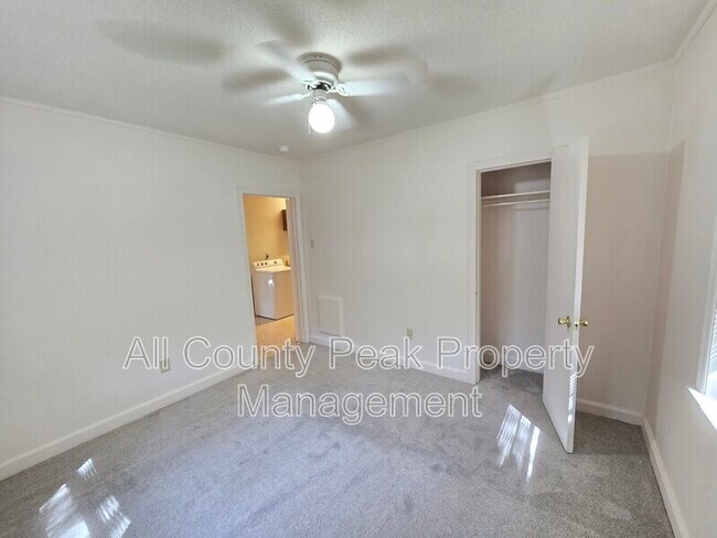 Building Photo - 10 Fountain Cir