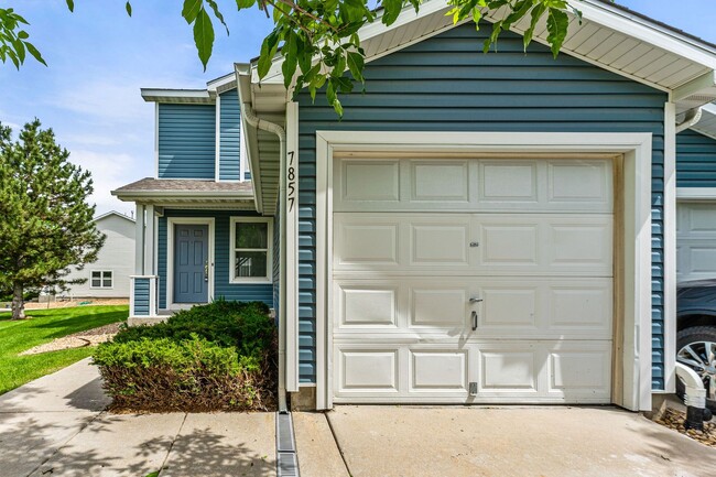 Building Photo - End-unit townhome in Cherry Creek School D...