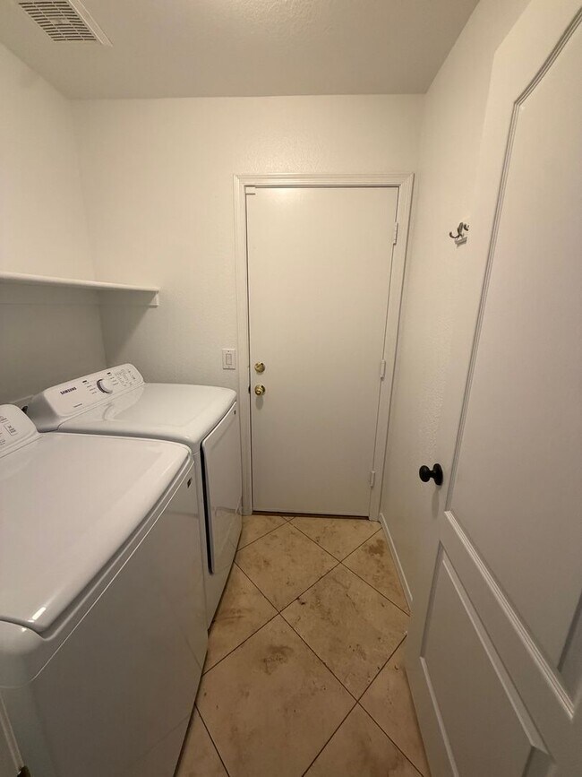 Building Photo - Stunning 3 bedroom, 2 bath home