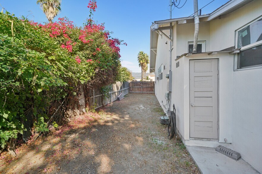 Building Photo - 379 W 19th St