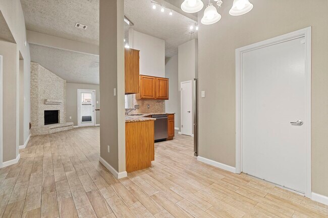 Building Photo - 2502 Planters Row