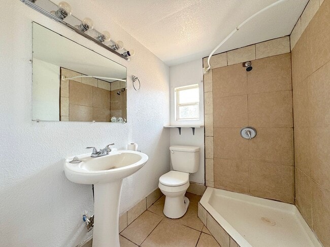 Building Photo - Northeast El Paso 4bed/3bath Refrig A/C w/...