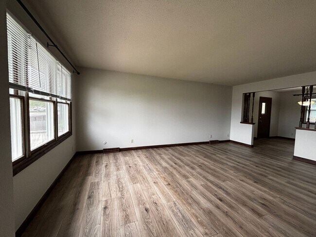 Building Photo - 3 Bedroom 2 Bath Duplex