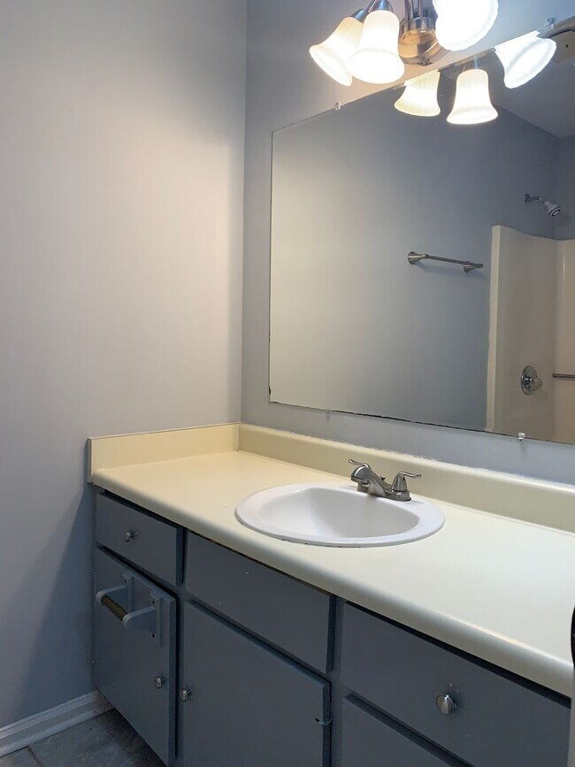 Building Photo - Renovated Townhome Near UNC, Downtown, fle...