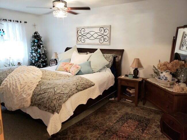 Master Bedroom with Walk in Closet - 1610 Upper Trentwood Cir NE