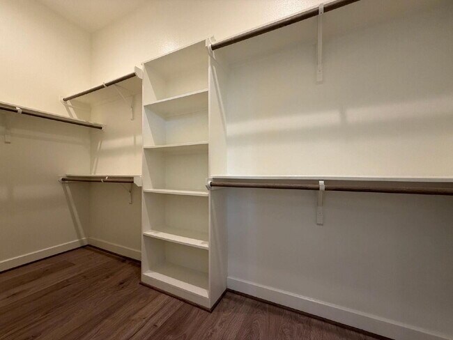 Building Photo - "Charming 3-Bed Oasis with 2.5 Baths in Prime Houston Locale – Discover Your New Home on Haring Ln!"