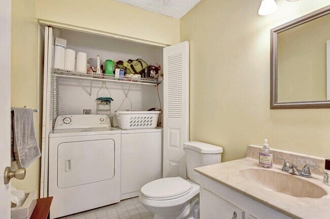 Building Photo - 7627 Courtyard Run W