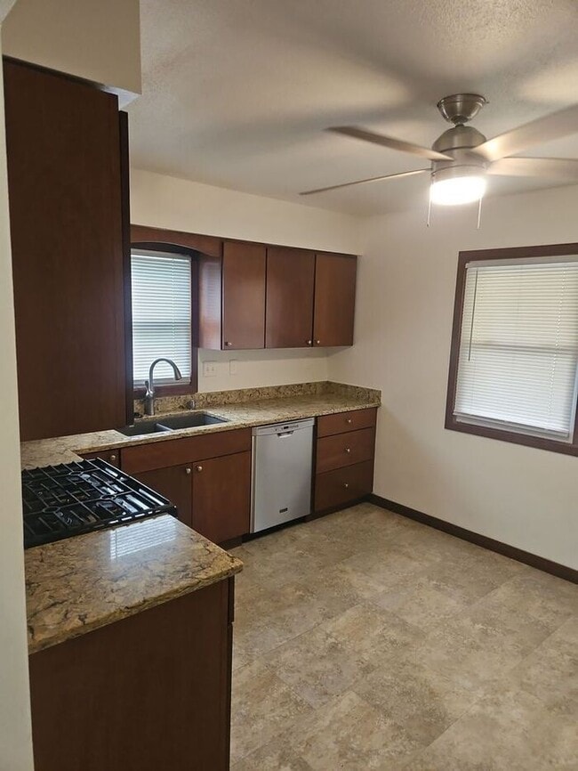 Building Photo - Cozy Des Moines Home with Covered Patio & ...