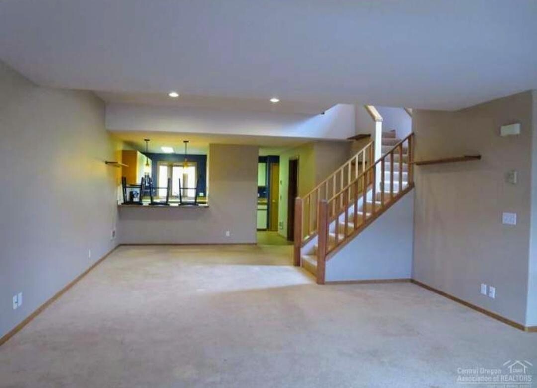 living area - 1050 NE Butler Market Rd