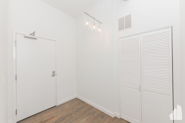 Building Photo - 630 W Lake St