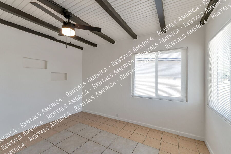 Building Photo - 3050 N Sparkman Blvd