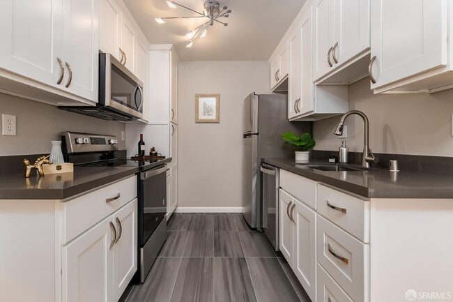 Building Photo - 65 Hermann St