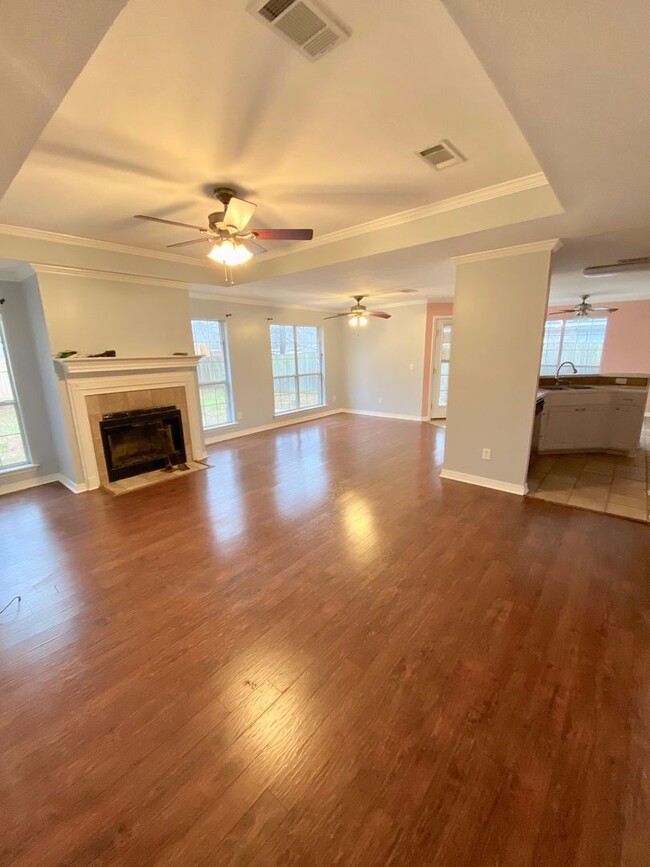 Building Photo - 3 bed, 2 bath for rent in Brandon!