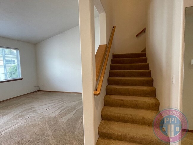 Building Photo - Sunnyside Townhome Close to Restaurants  &...