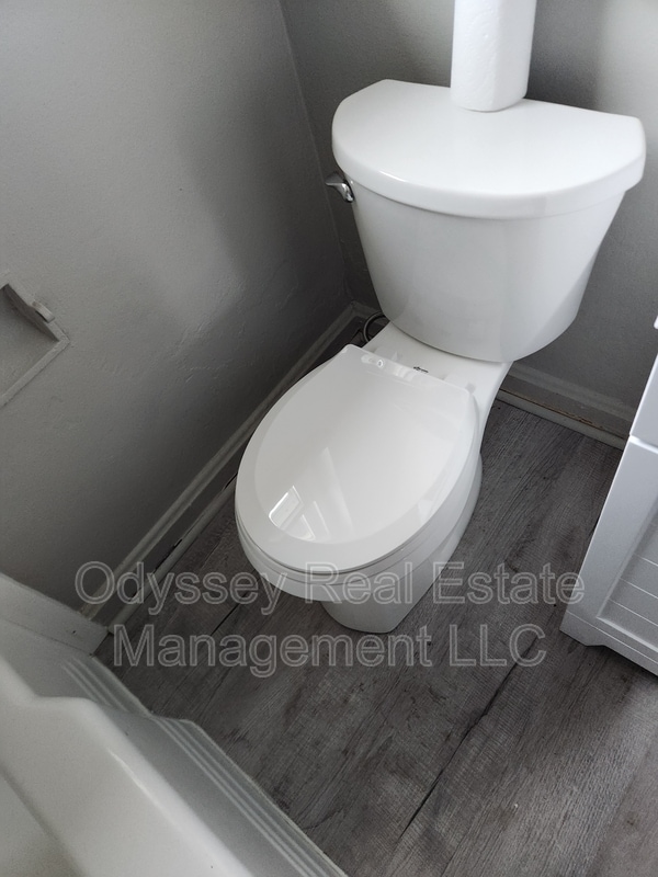 Building Photo - 210 W Spencer Ave