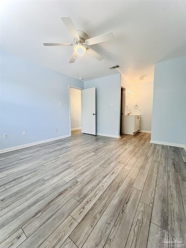 Building Photo - 1100 Shoreline Dr