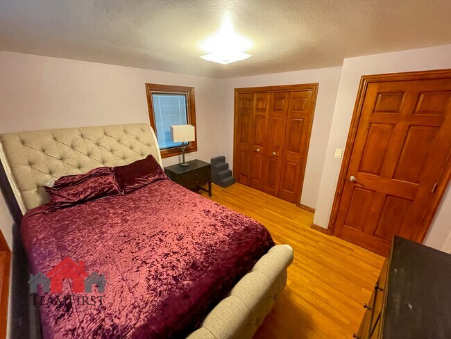 Building Photo - 910 Pine Ridge Dr