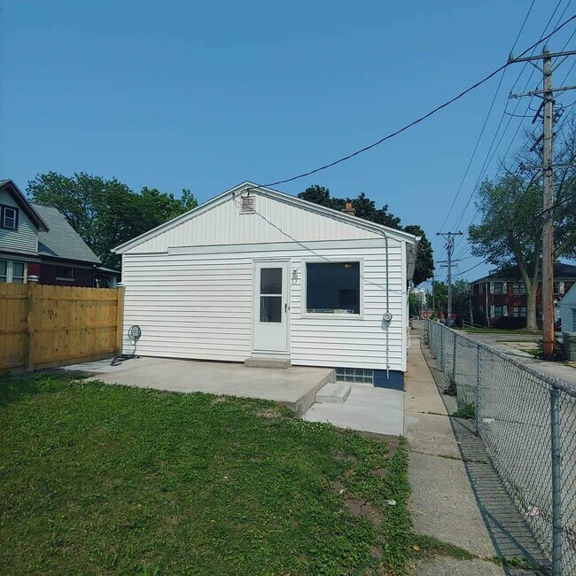 Building Photo - 3061 S 37th St