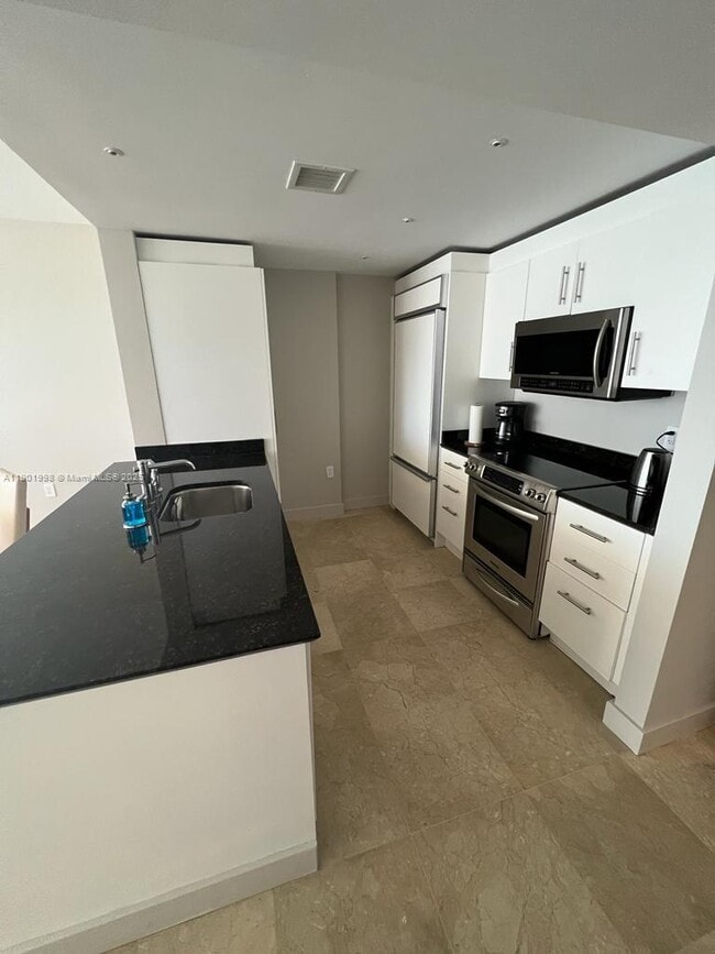 Building Photo - 10275 Collins Ave