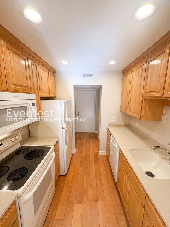 Building Photo - 320 N Civic Dr