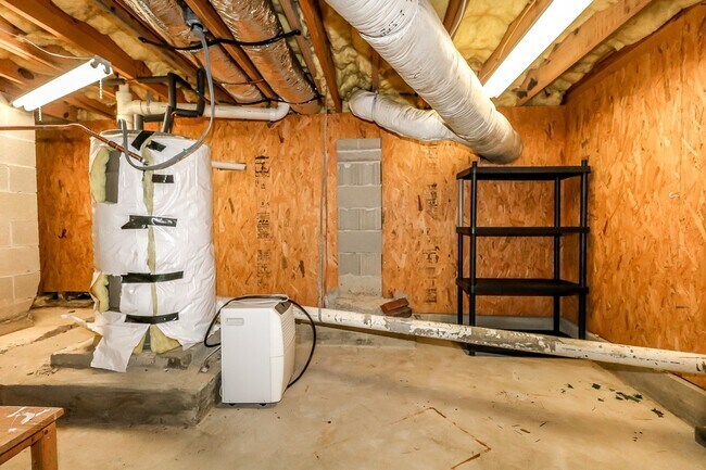 Building Photo - Beautiful 4 Bedroom, 3 Bath home. It has a 2 car garage plus a 1 car carport.  Stay warm in the w...