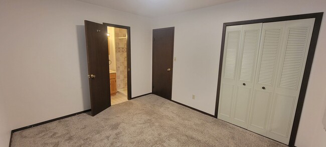 Building Photo - 4 Bedroom Home with Large Shop