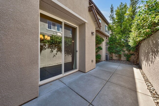 Building Photo - Exceptional 3BR Condo in Folsom! Stylish U...