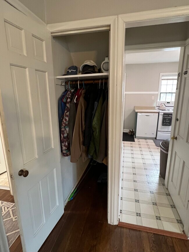 living room - closet - 1314 Lincoln Way