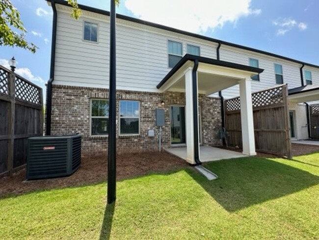 Building Photo - Lovely townhome in gated subdivision minut...