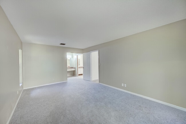 Building Photo - 1135 NW 22nd Ave