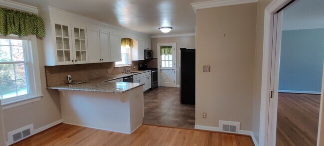 Building Photo - Ranch style home with full basement