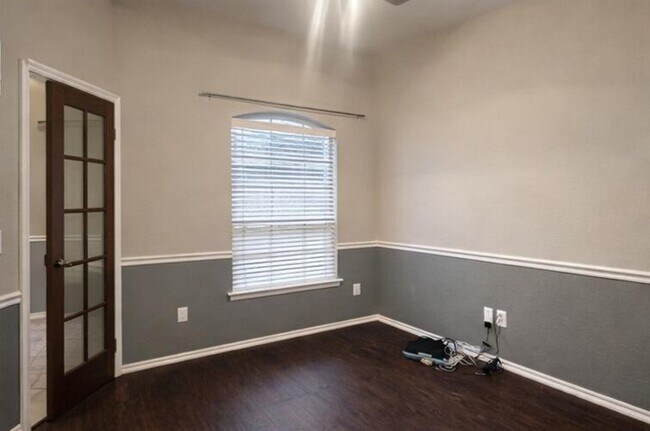 Building Photo - 832 Carol Ann Pl