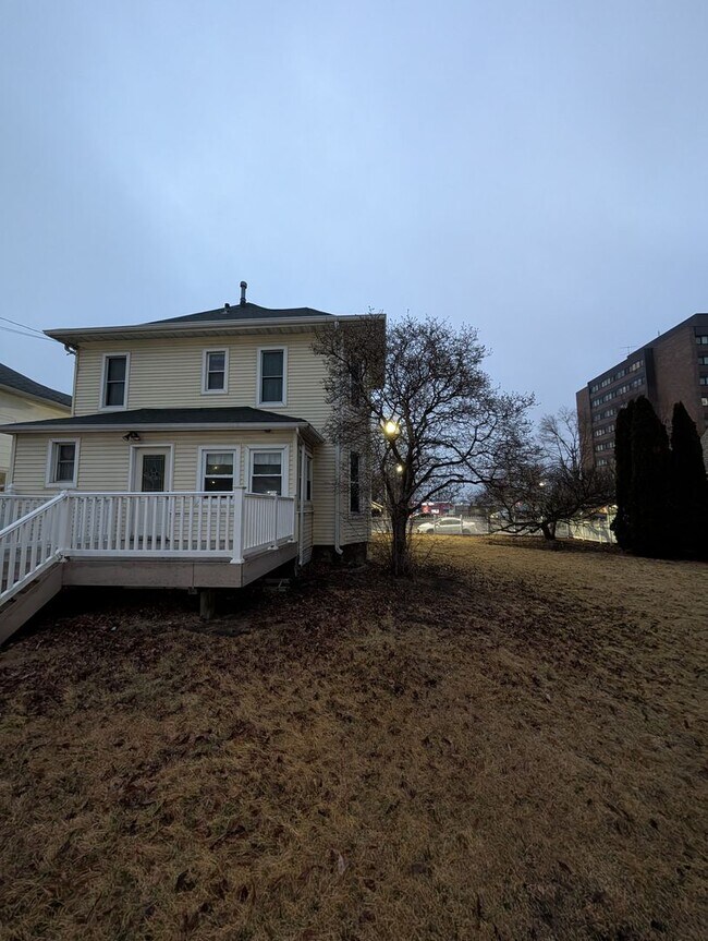 Building Photo - Spacious 3 Bedroom Home With Double Lot in East Moline!