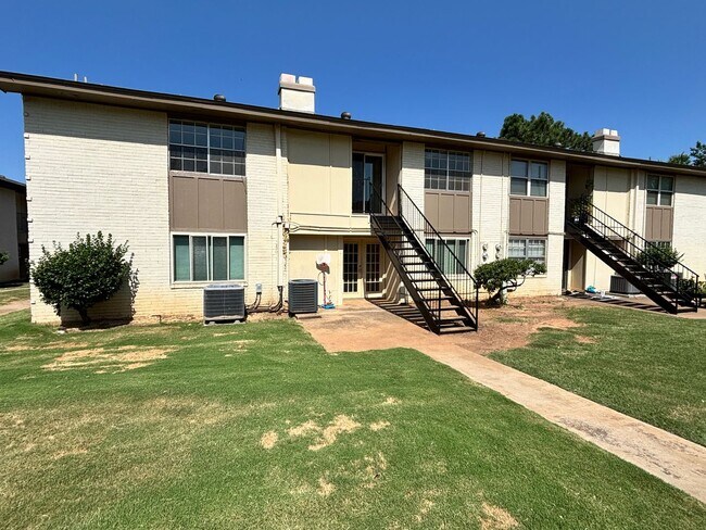 Building Photo - 3-bedroom, 2-bathroom condo in Norman with central heat and air and washer and dryer provided