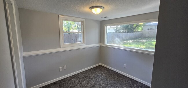 Building Photo - 884 E Greenway Ct