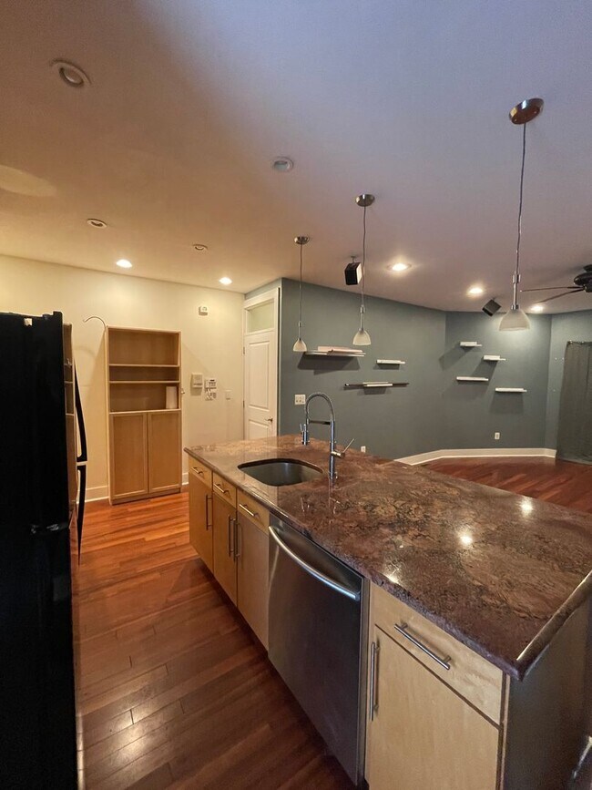 Building Photo - Modern  Bi-Level 1st Fl. 2 Bed, 2 Bath Nor...