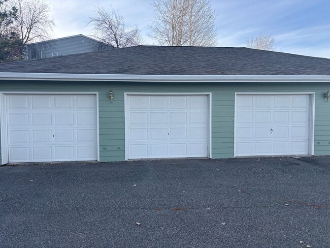 Building Photo - 2233 Alpine Dr