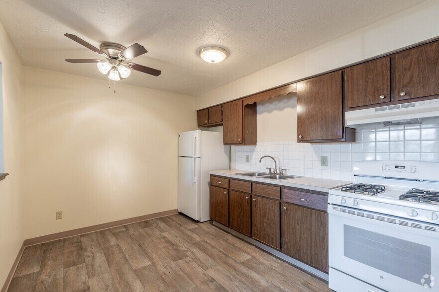 1BR, 1BA - 563SF -Kiser - Kitchen - Perry Hills Colony