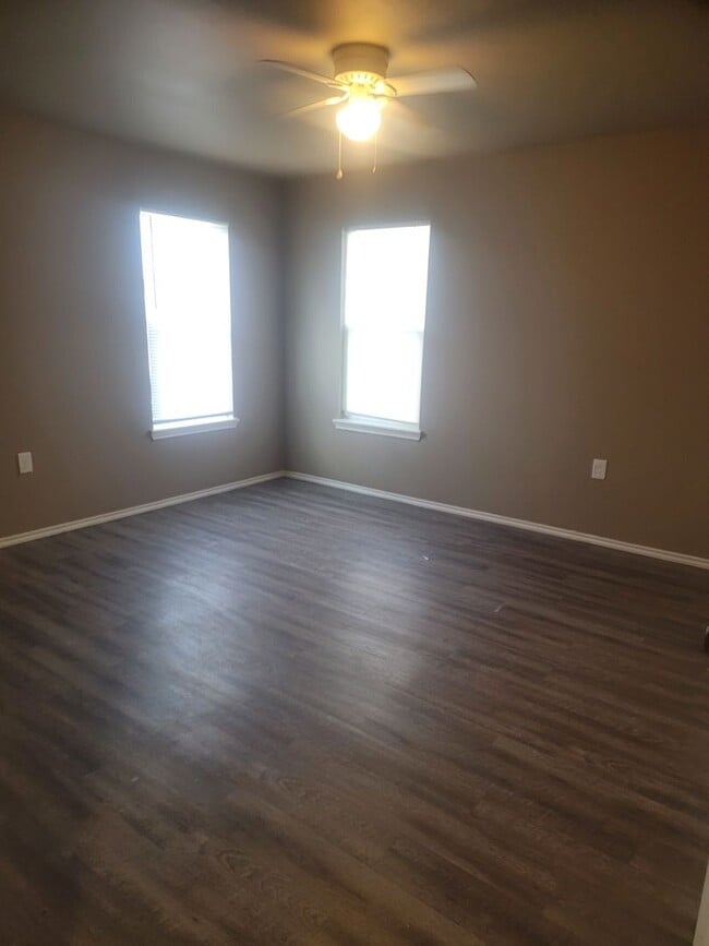 Building Photo - 3BD 2BR 1 CAR GARAGE *Section 8 approved