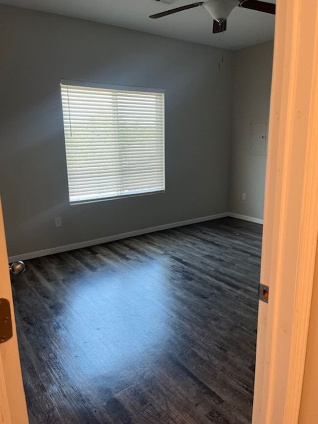 Building Photo - 1315 Azena St