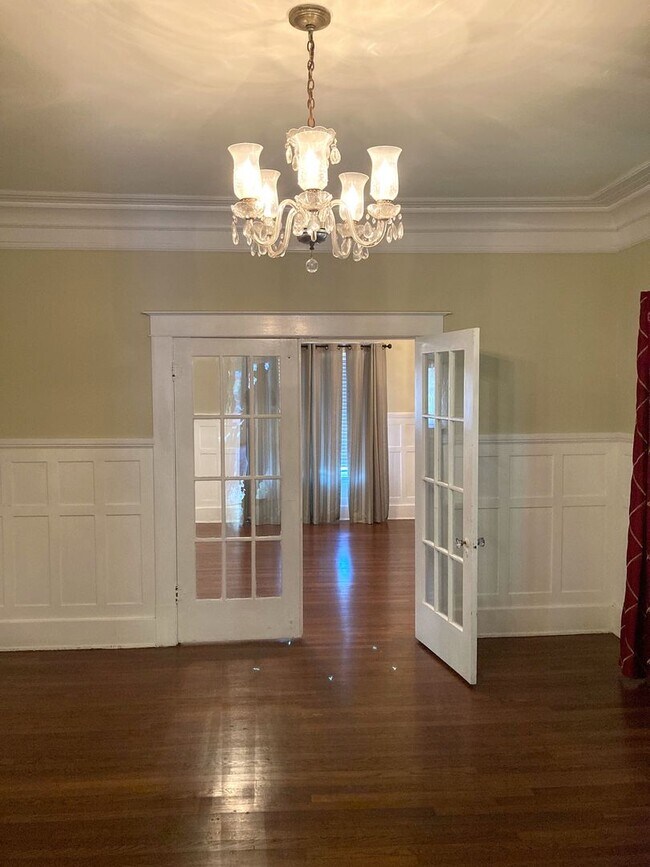 Building Photo - ZERO APPLICATION FEE FOR THIS ALTA VISTA BUNGALOW!