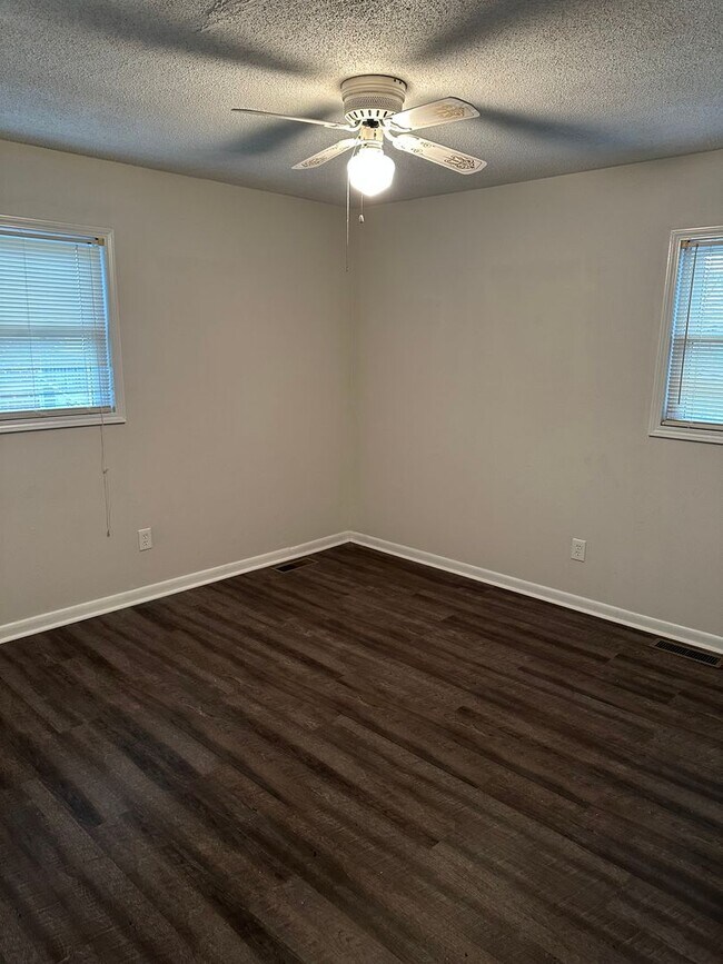 Building Photo - Pet Friendly Home in Vine Grove!